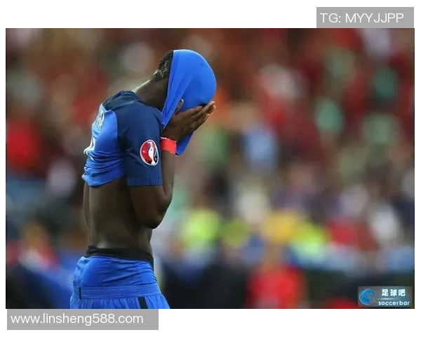 足球球星怒火中烧瞬间展现赛场激情与压力的极限反应